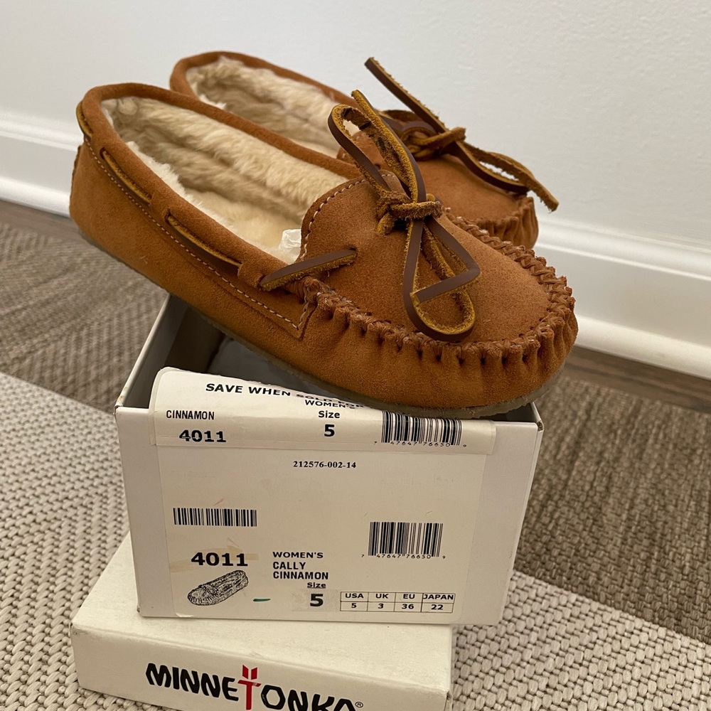 New in box MINNETONKA shoes